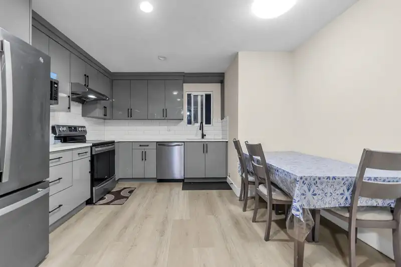11725 80 AVENUE - photo 4 of 24