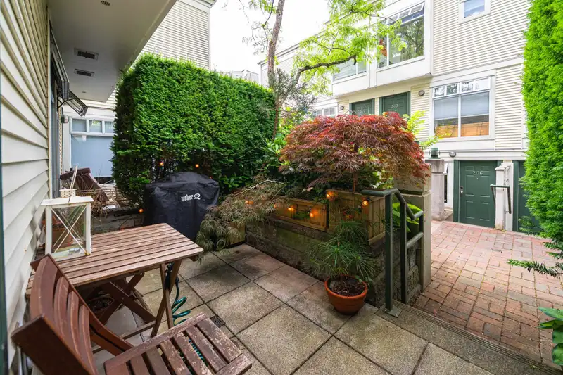 202 3727 W 10TH AVENUE - photo 4 of 40