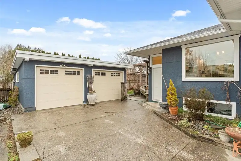 9759 GEORGE STREET - photo 3 of 35