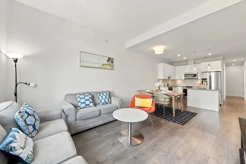 517 20696 EASTLEIGH CRESCENT - photo 1 of 1
