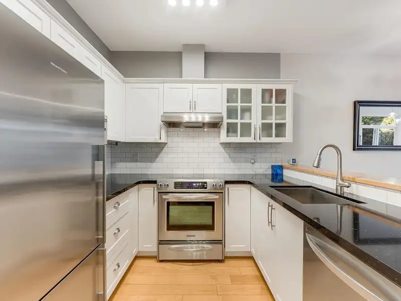 210 1675 W 10TH AVENUE - photo 3 of 21