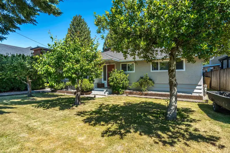 8726 154B STREET - photo 4 of 37