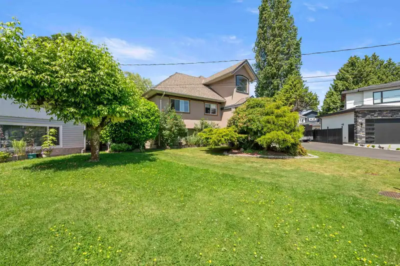 11113 81 AVENUE - photo 2 of 40