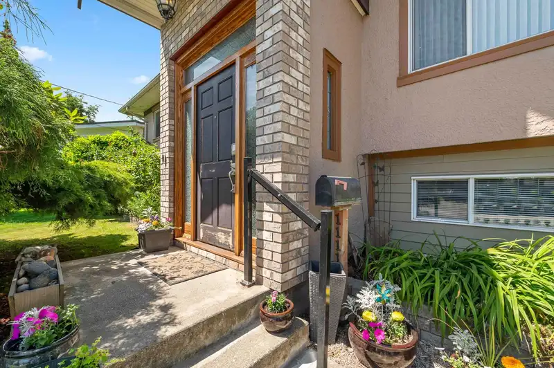 11113 81 AVENUE - photo 3 of 40