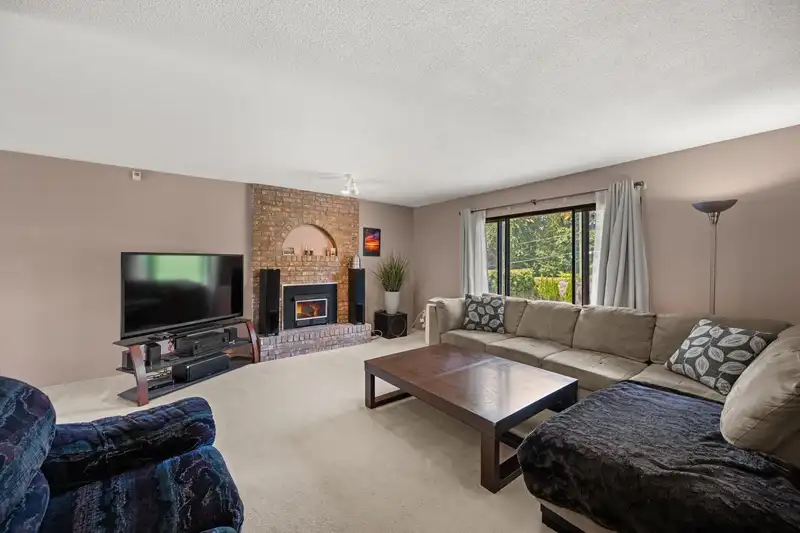 22742 76B AVENUE - photo 4 of 40