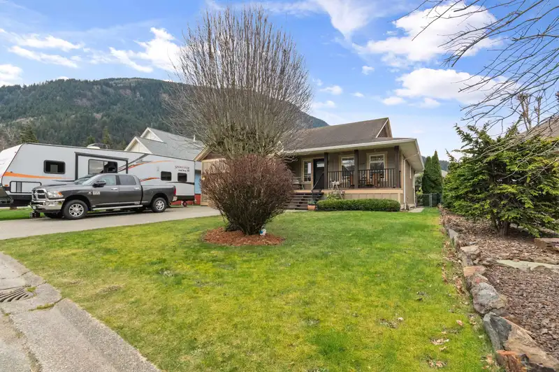 246 BALSAM AVENUE - photo 2 of 39