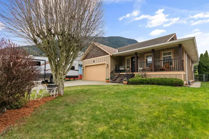 246 BALSAM AVENUE - photo 3 of 39