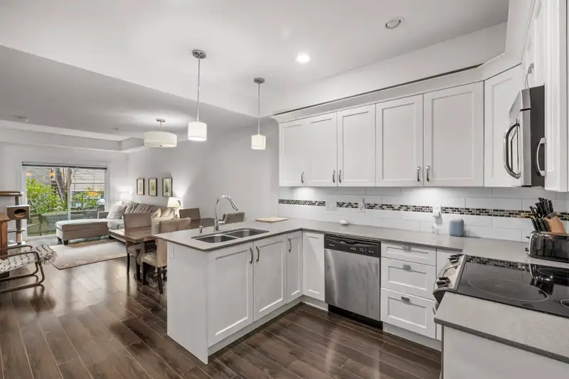 115 828 ROYAL AVENUE - photo 1 of 30