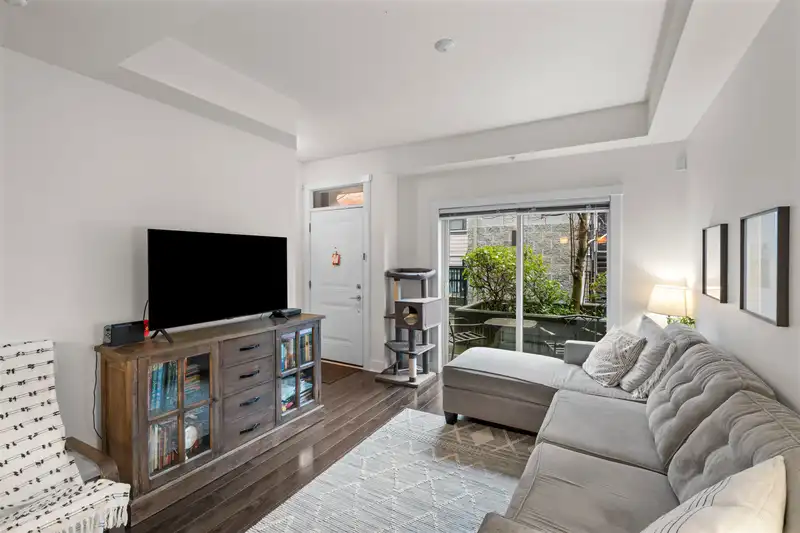 115 828 ROYAL AVENUE - photo 4 of 30