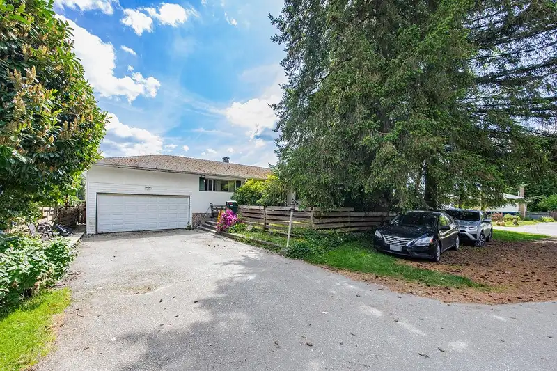 21670 119 AVENUE - photo 1 of 14