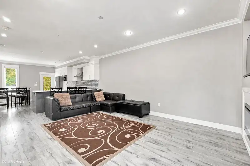 20403 86AVE AVENUE - photo 4 of 29