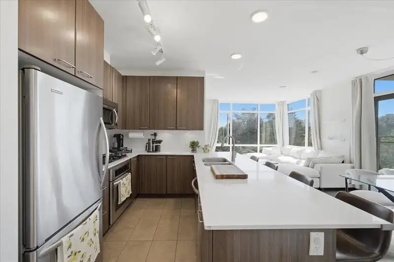 802 2789 SHAUGHNESSY STREET - photo 2 of 40