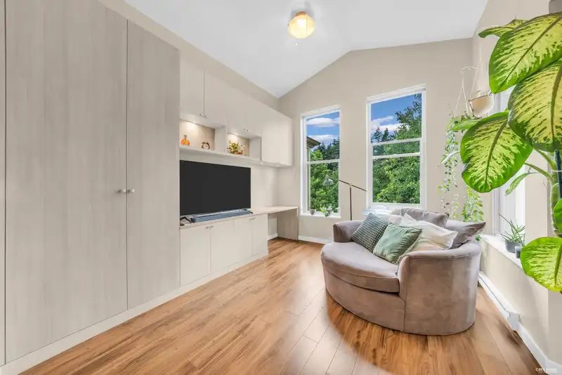 402 265 ROSS DRIVE - photo 4 of 33