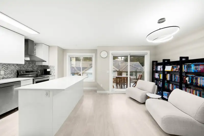 10 2351 PARKWAY BOULEVARD - photo 2 of 35