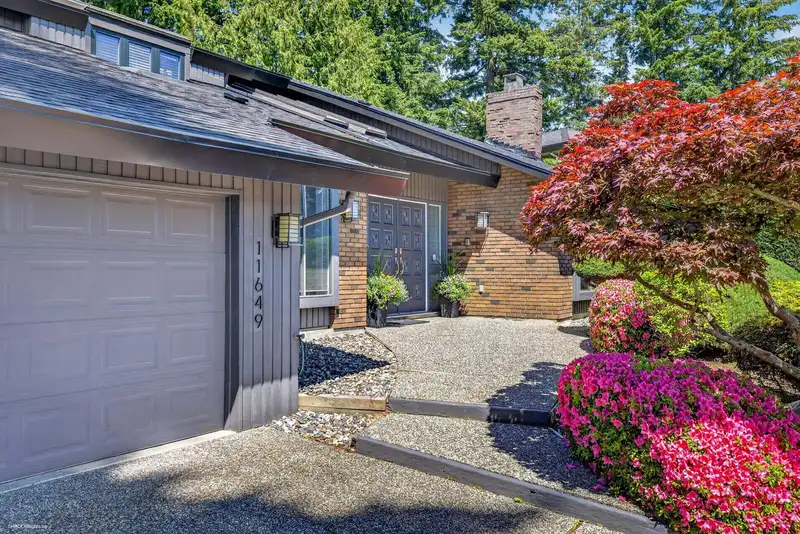 11649 SUMMIT CRESCENT - photo 3 of 40