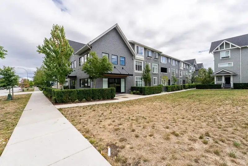 26 15850 85 AVENUE - photo 2 of 37