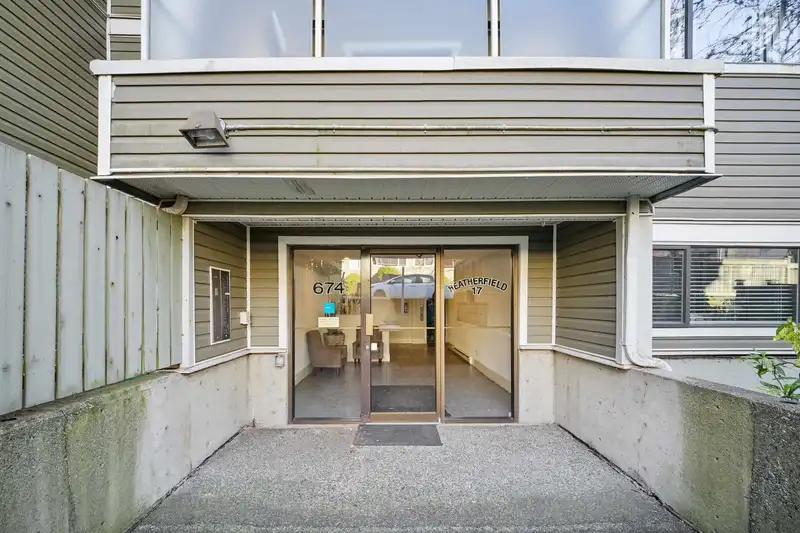 301 674 W 17TH AVENUE - photo 3 of 20