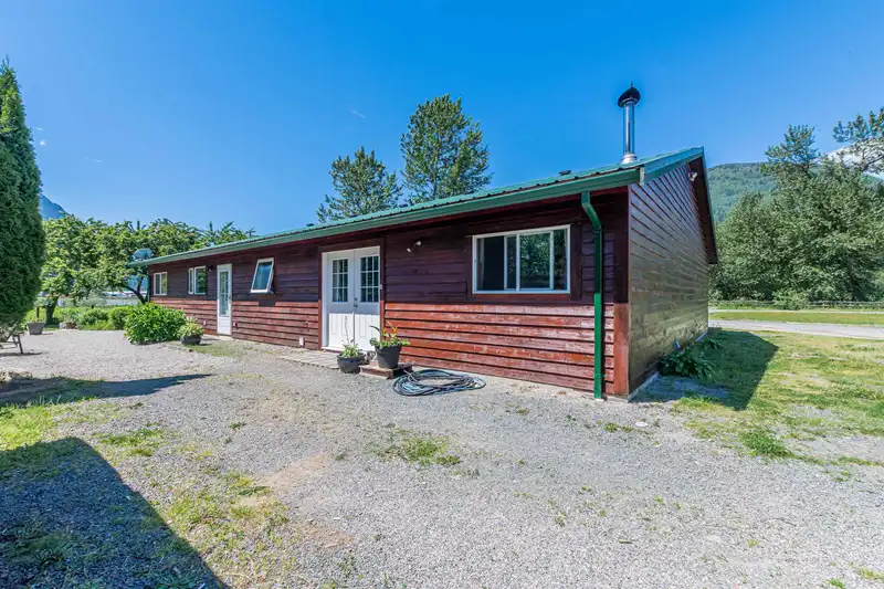 58465 LAIDLAW ROAD - photo 2 of 35