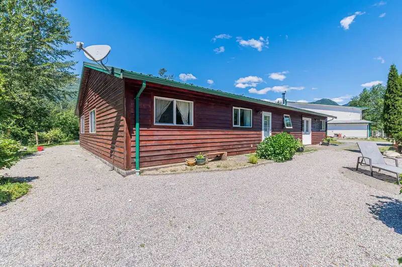 58465 LAIDLAW ROAD - photo 3 of 35