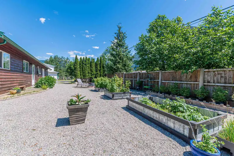 58465 LAIDLAW ROAD - photo 4 of 35