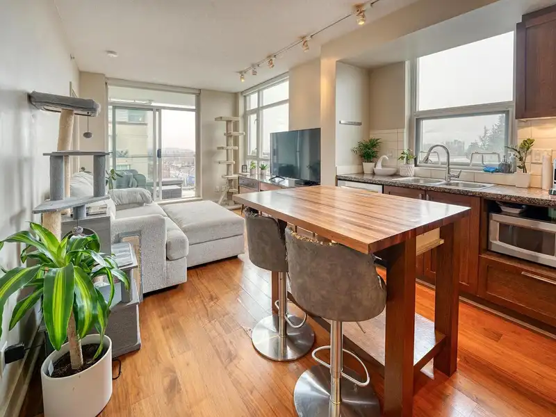710 2228 W BROADWAY - photo 2 of 15
