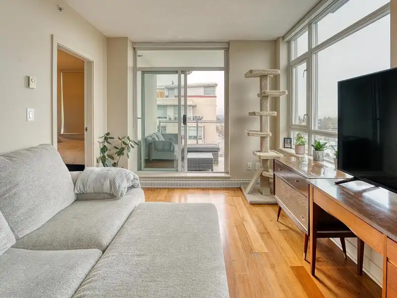 710 2228 W BROADWAY - photo 3 of 15