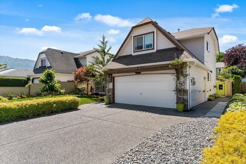 5715 GILLIAN PLACE - photo 3 of 39
