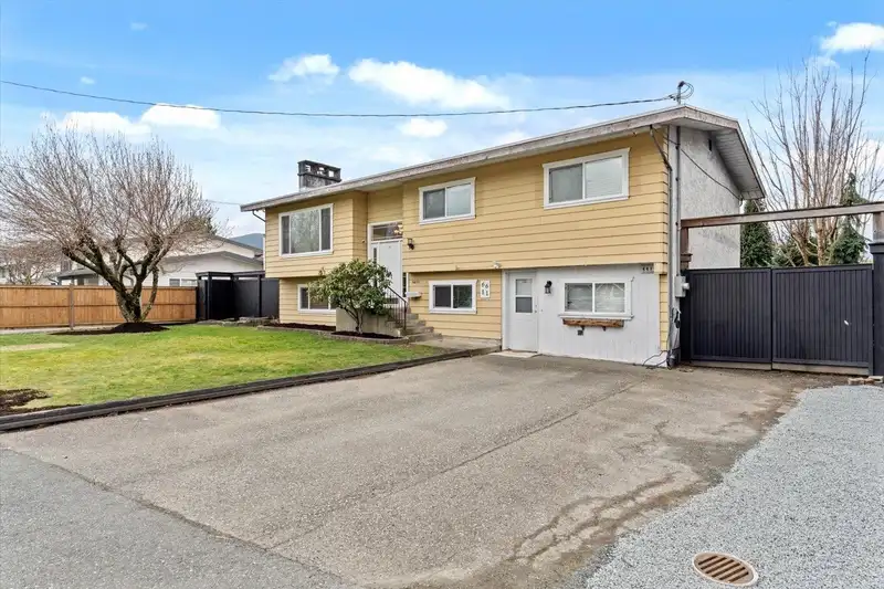 6611 REID ROAD - photo 3 of 40
