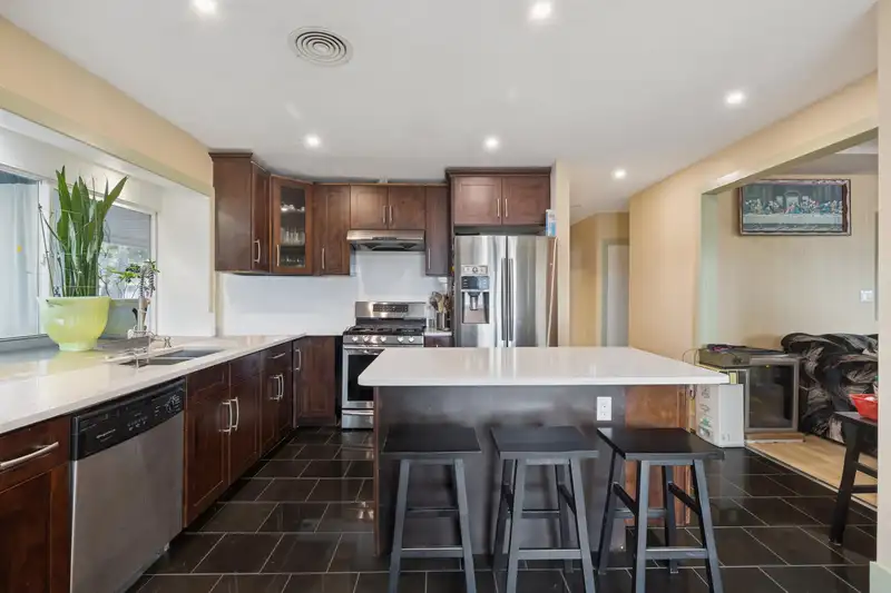 16388 88 AVENUE - photo 1 of 36