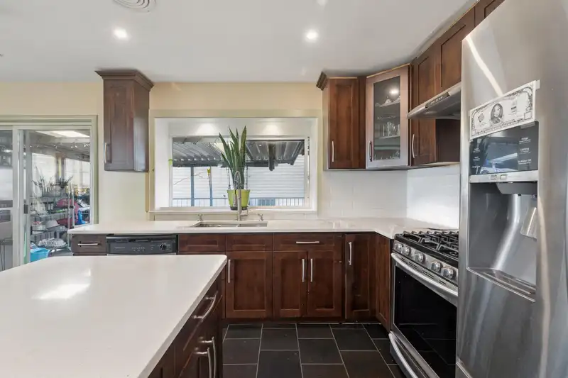 16388 88 AVENUE - photo 3 of 36