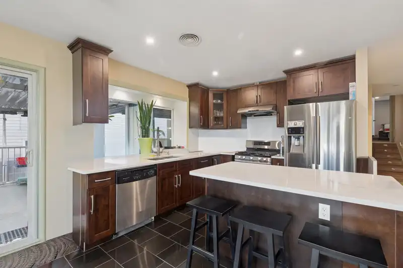 16388 88 AVENUE - photo 4 of 36