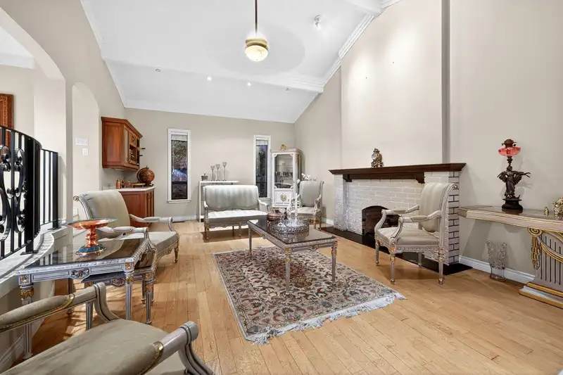 1375 BURNSIDE ROAD - photo 4 of 40
