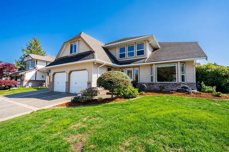 34934 OAKHILL DRIVE - photo 1 of 37