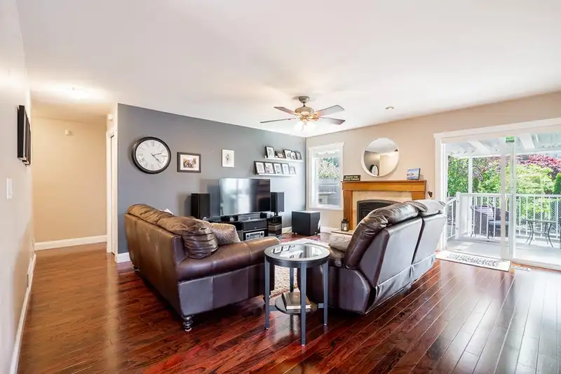 34934 OAKHILL DRIVE - photo 4 of 37