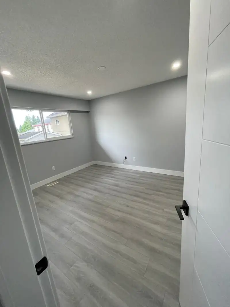 13272 97 AVENUE - photo 4 of 9