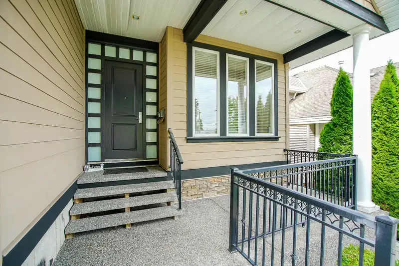 15075 70A AVENUE - photo 2 of 35