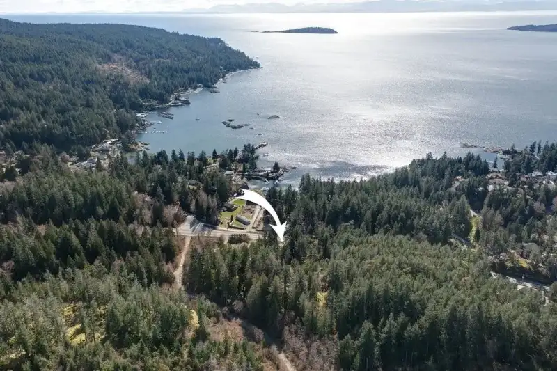 9168 SUNSHINE COAST HIGHWAY - photo 1 of 39