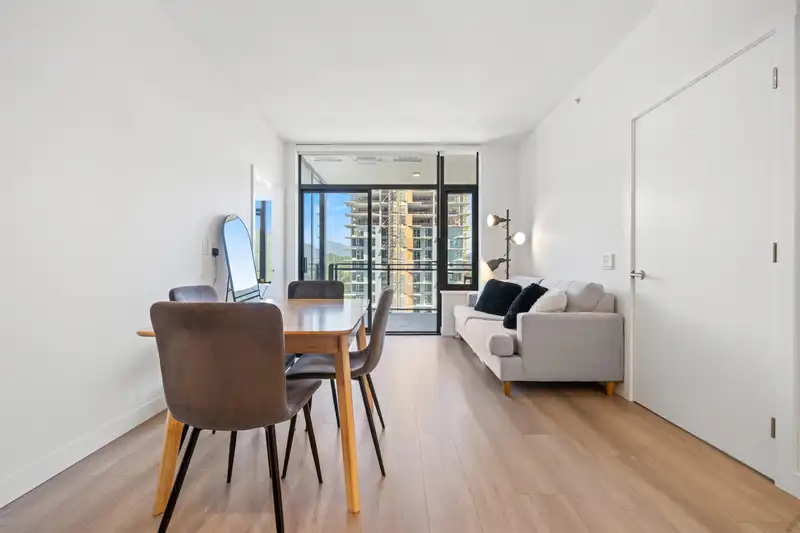 1806 626 CLAREMONT STREET - photo 4 of 36
