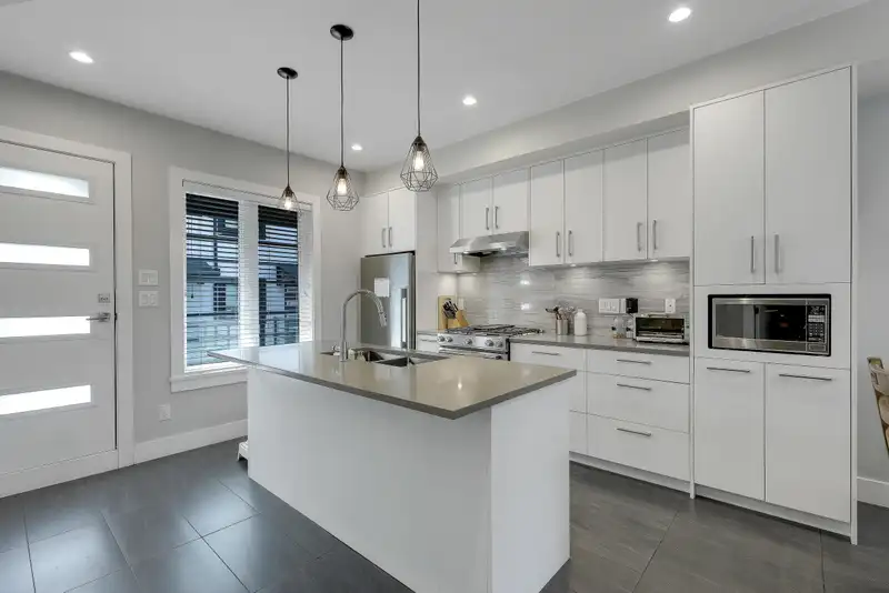 102 806 GAUTHIER AVENUE - photo 3 of 24