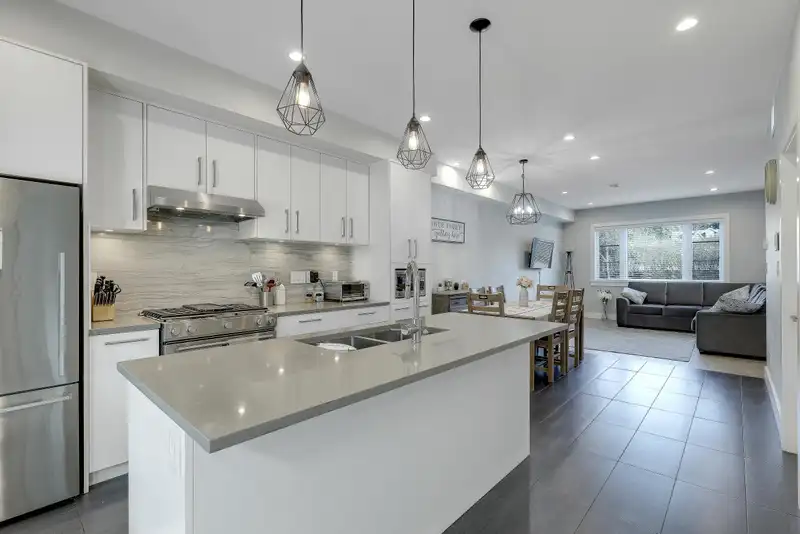 102 806 GAUTHIER AVENUE - photo 4 of 24