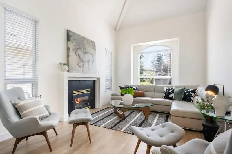 20 998 RIVERSIDE DRIVE - photo 2 of 38