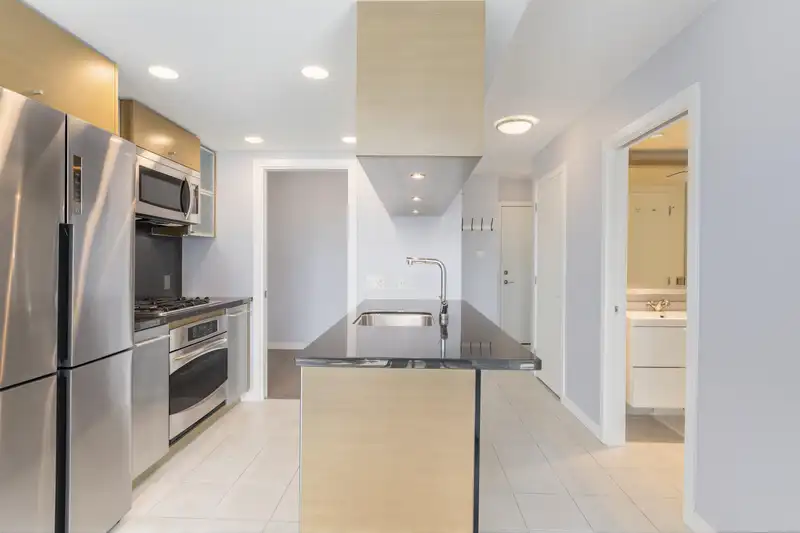 907 833 SEYMOUR STREET - photo 2 of 25