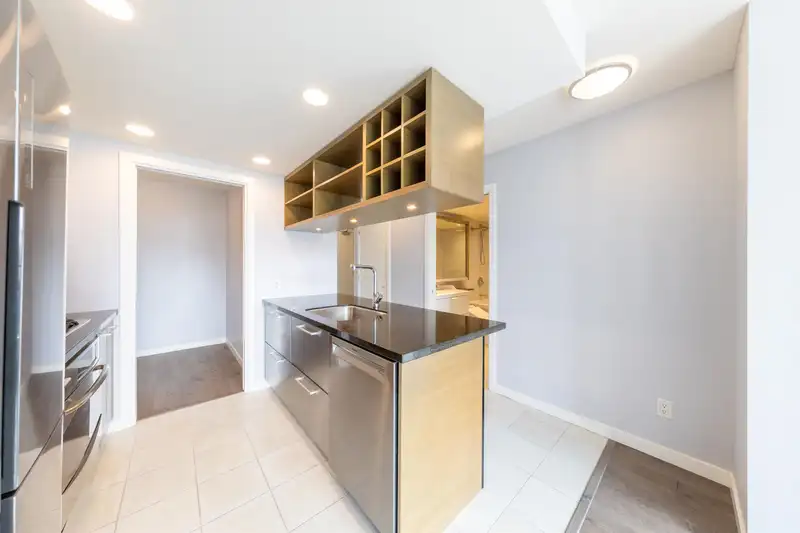 907 833 SEYMOUR STREET - photo 3 of 25