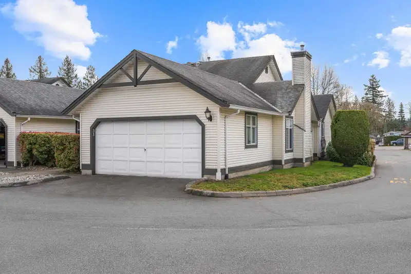 31 19649 53 AVENUE - photo 2 of 33