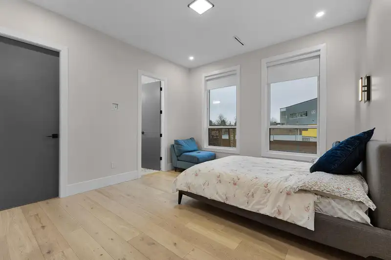 6122 152A STREET - photo 4 of 36