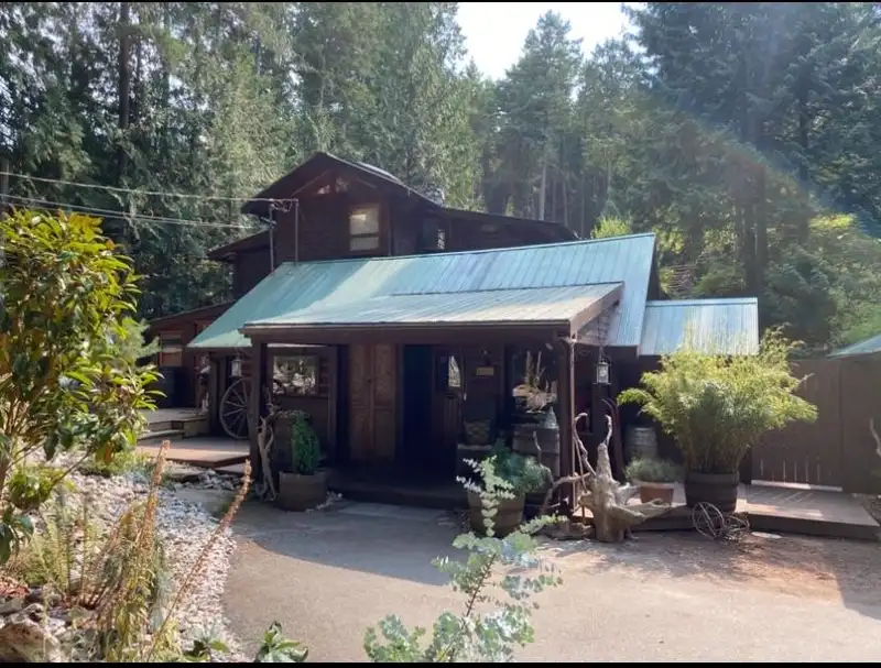 604 WAUGH ROAD - photo 2 of 33