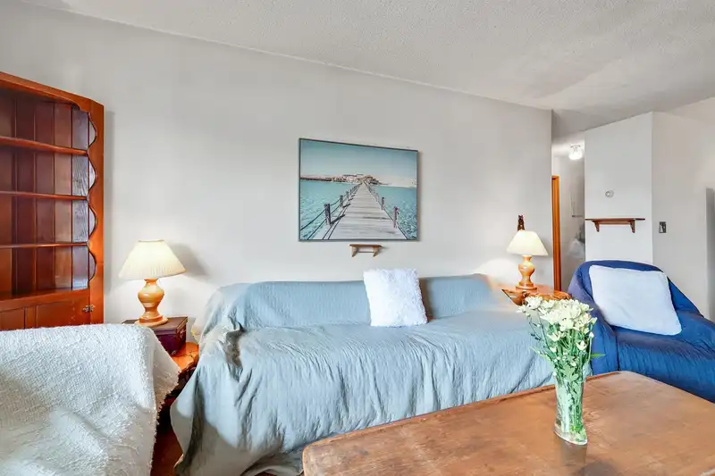 402 2215 DUNDAS STREET - photo 2 of 32