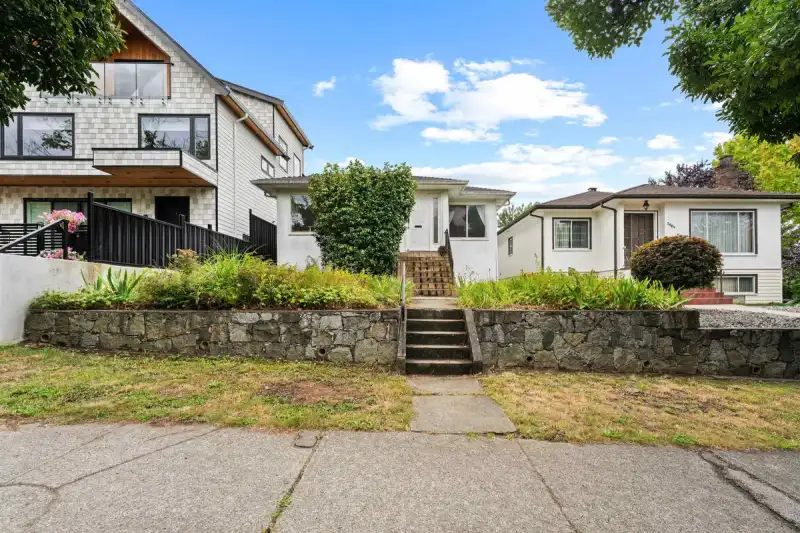 2608 E 4TH AVENUE - photo 1 of 38