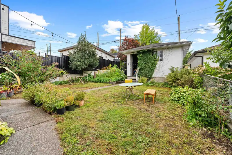 2608 E 4TH AVENUE - photo 4 of 38