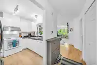310 2990 PRINCESS CRESCENT - thumbnail 3